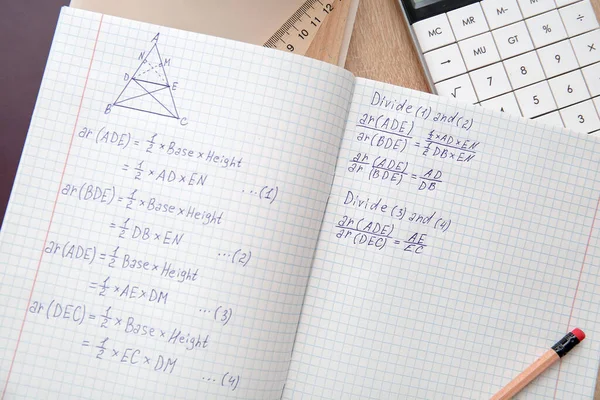 Offenes Textbuch Mit Mathematischen Formeln Auf Holztisch Nahaufnahme — Stockfoto