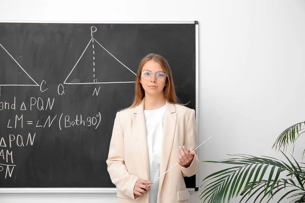 Junge Mathelehrerin Mit Zeiger Der Nähe Der Tafel Klassenzimmer — Stockfoto