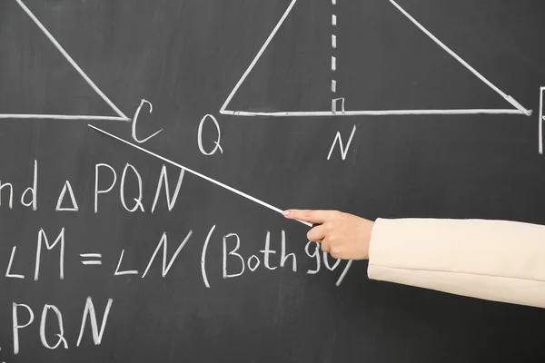 Tangan Guru Perempuan Dengan Penunjuk Menjelaskan Rumus Matematika Papan Tulis — Stok Foto