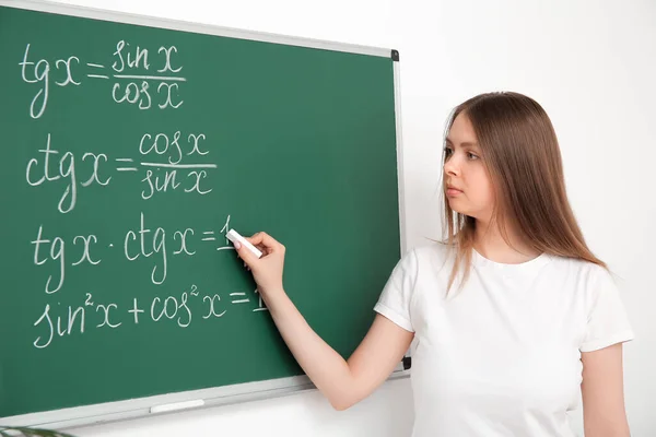 Junge Mathelehrerin Schreibt Klassenzimmer Tafel — Stockfoto