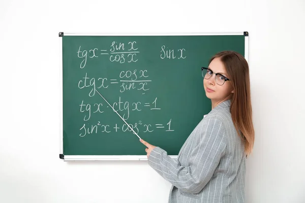 Guru Matematika Muda Dengan Pointer Dekat Papan Tulis Kelas — Stok Foto