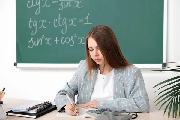Guru Matematika Muda Memeriksa Pekerjaan Rumah Murid Meja Kayu Kelas — Stok Foto
