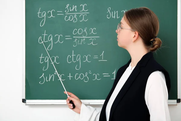 Guru Matematika Muda Dengan Pointer Dekat Papan Tulis Kelas — Stok Foto