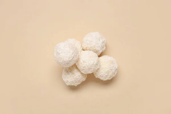 Lahodné Bílé Čokoládové Bonbóny Kokosovou Polevou Béžovém Pozadí — Stock fotografie