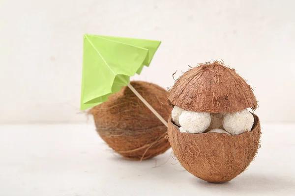 Кокосовая Скорлупа Белым Шоколадом Зеленым Зонтиком Светлом Столе — стоковое фото