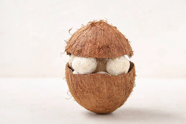 Orzech Kokosowy Skorupa Biały Czekolada Cukierek Światły Stół — Zdjęcie stockowe