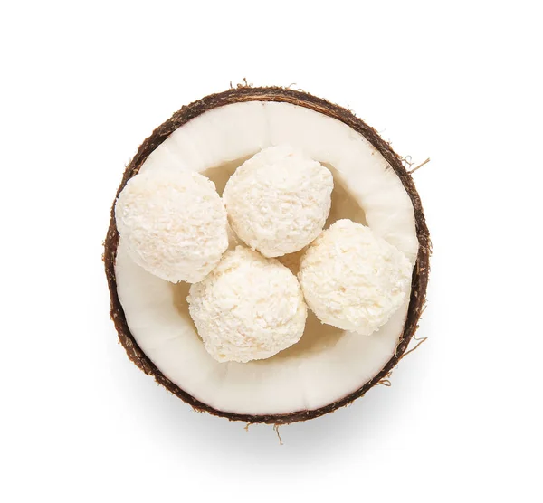 椰子与美味的巧克力糖果分离的白色背景 — 图库照片