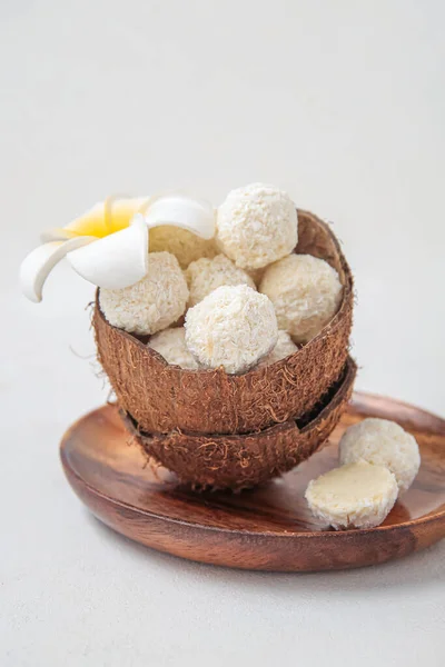 Coque Noix Coco Avec Bonbons Chocolat Blanc Fleur Plumeria Sur — Photo