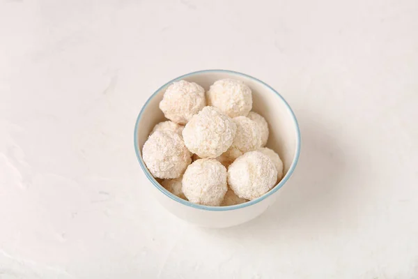 Witte Chocolade Snoepjes Met Kokosnoot Topping Kom Lichte Tafel — Stockfoto
