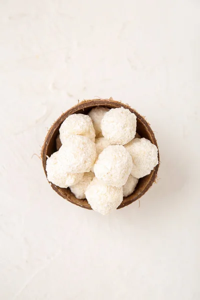 Kokosová Skořápka Bílými Čokoládovými Bonbóny Světlém Stole — Stock fotografie