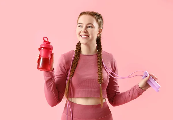Sportig Ung Kvinna Med Hoppa Rep Och Flaska Vatten Rosa — Stockfoto