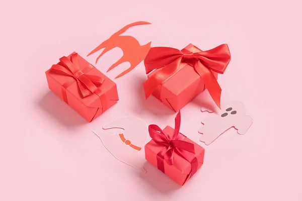 Σύνθεση Όμορφα Κουτιά Δώρων Και Διακόσμηση Halloween Ροζ Φόντο Closeup — Φωτογραφία Αρχείου