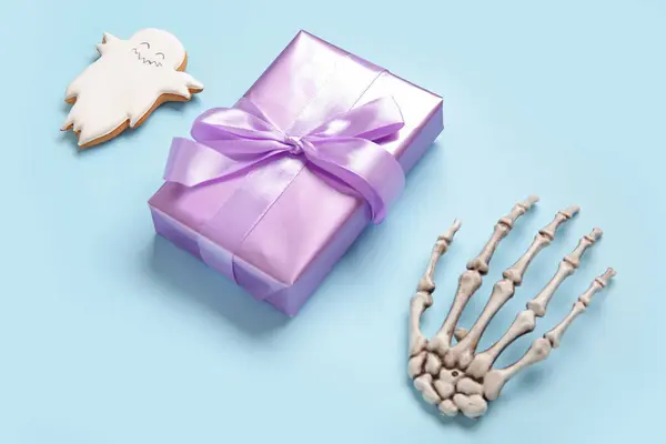 Samenstelling Met Mooie Geschenkdoos Lekker Koekje Skelet Hand Voor Halloween — Stockfoto