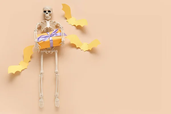 Skeletli Kompozisyon Güzel Hediye Kutusu Cadılar Bayramı Için Bej Arka — Stok fotoğraf