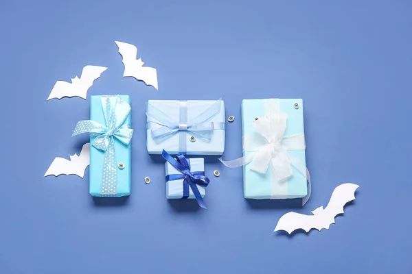 Композиція Красивими Подарунковими Коробками Декором Хеллоуїна Синьому Фоні — стокове фото