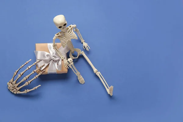 Samenstelling Met Mooie Geschenkdoos Skelet Hand Voor Halloween Blauwe Achtergrond — Stockfoto