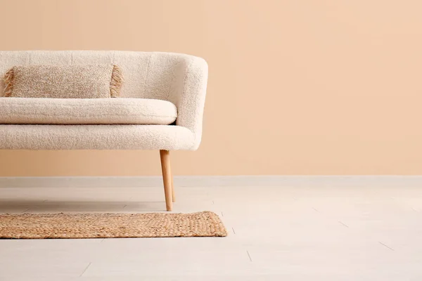 Gemütliches Weißes Sofa Mit Kissen Und Teppich Nahe Beiger Wand — Stockfoto