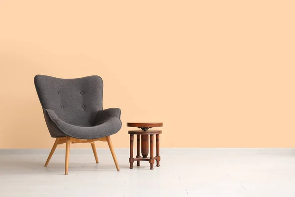 Stilvoller Schwarzer Sessel Und Tisch Beiger Wand — Stockfoto