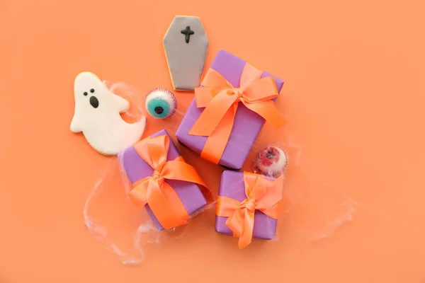 Komposition Mit Leckeren Bonbons Plätzchen Und Geschenkschachteln Für Halloween Auf — Stockfoto