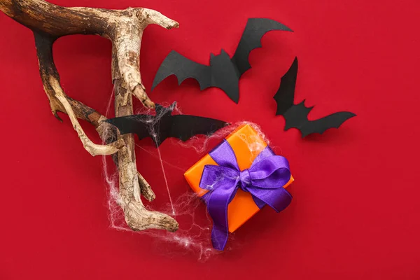 盗難の背景のハロウィーンのためのギフト用の箱 コウモリおよび木が付いている構成 — ストック写真