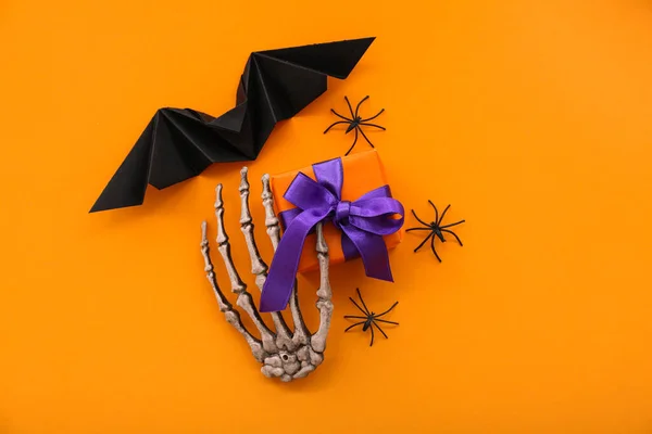 Složení Pavouky Kostra Ruka Netopýr Dárková Krabice Halloween Oranžovém Pozadí — Stock fotografie
