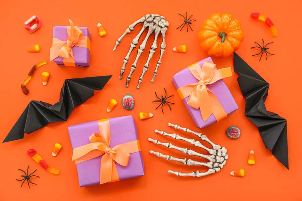 Összetétel Ajándékdobozok Csontváz Kezét Ízletes Cukorka Halloween Narancssárga Alapon — Stock Fotó