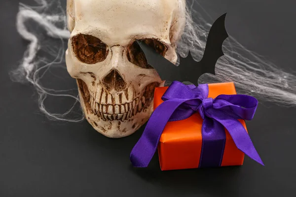 Crânio Morcego Caixa Presente Para Halloween Fundo Escuro Close — Fotografia de Stock