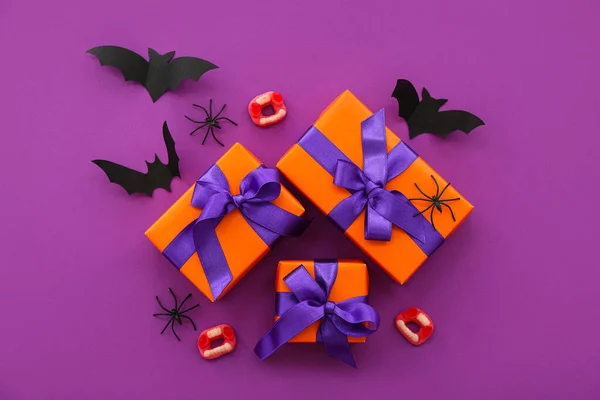 Skladba Pavouky Dárkové Krabice Chutné Bonbóny Halloween Fialovém Pozadí — Stock fotografie