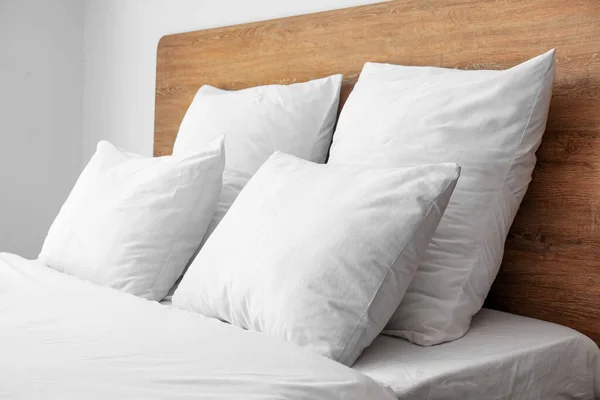 Удобная Двуспальная Кровать Белые Подушки Интерьере Светлой Спальни — стоковое фото