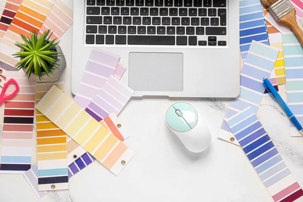 Many Color Palettes Laptop Light Background — Stock Photo, Image
