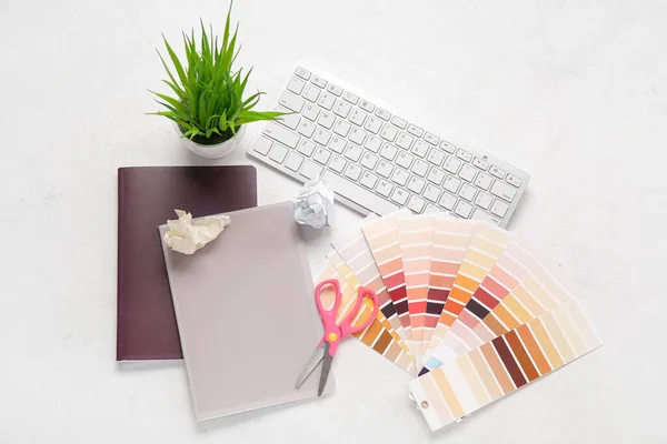 Paletas Colores Teclado Para Cuadernos Tijeras Sobre Fondo Claro — Foto de Stock