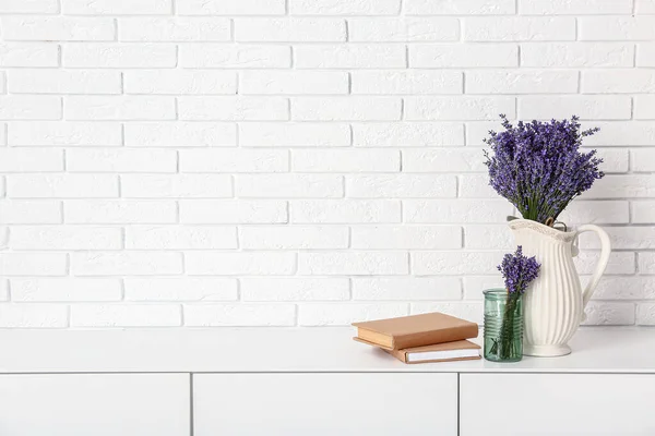 Kan Met Mooie Lavendel Bloemen Boeken Ladekast Buurt Van Lichte — Stockfoto