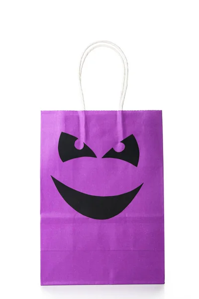 白い背景のハロウィーンのための紫色のショッピングバッグ — ストック写真