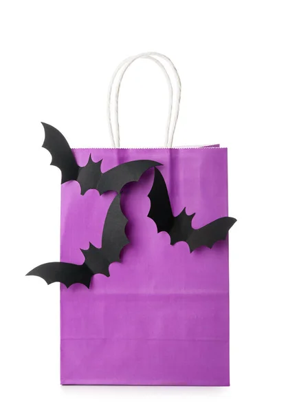 Μωβ Τσάντα Αγορών Και Νυχτερίδες Χαρτί Για Halloween Λευκό Φόντο — Φωτογραφία Αρχείου