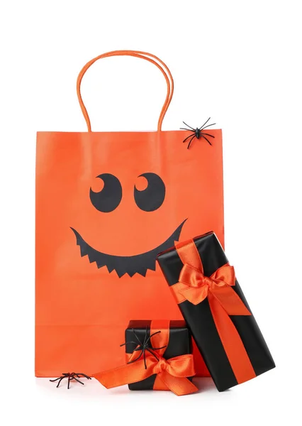 Πορτοκαλί Τσάντα Αγορών Κουτιά Δώρων Και Αράχνες Για Halloween Λευκό — Φωτογραφία Αρχείου