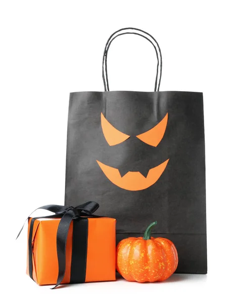 Μαύρη Τσάντα Αγορών Κουτί Δώρου Και Κολοκύθα Για Halloween Λευκό — Φωτογραφία Αρχείου