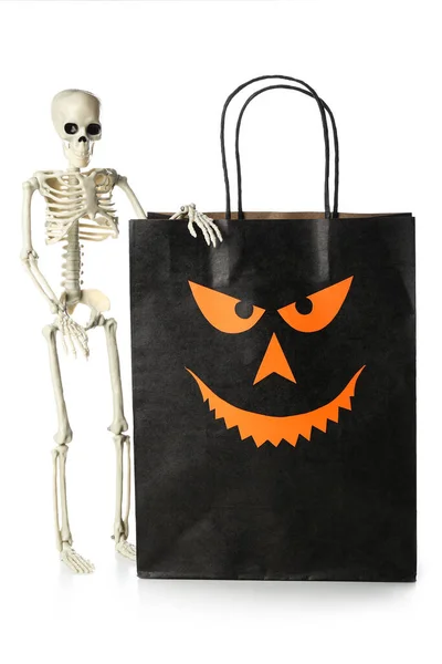 Μαύρη Τσάντα Και Σκελετός Για Halloween Λευκό Φόντο — Φωτογραφία Αρχείου