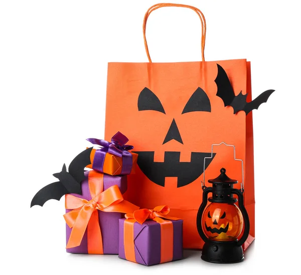 Narancs Bevásárló Táska Lámpás Ajándékdobozok Papírdenevérek Halloween Fehér Alapon — Stock Fotó
