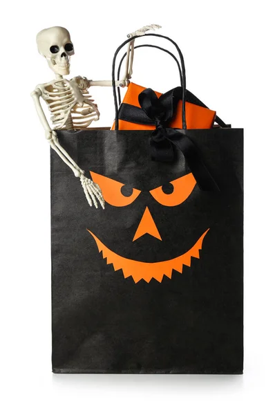 Μαύρη Τσάντα Αγορών Σκελετός Και Κουτί Δώρου Για Halloween Λευκό — Φωτογραφία Αρχείου