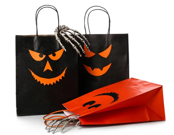 Διαφορετικές Τσάντες Ψώνια Και Χέρια Σκελετός Για Halloween Λευκό Φόντο — Φωτογραφία Αρχείου