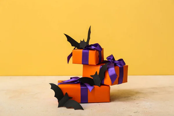 Hermosas Cajas Regalo Murciélagos Papel Para Halloween Sobre Fondo Naranja —  Fotos de Stock