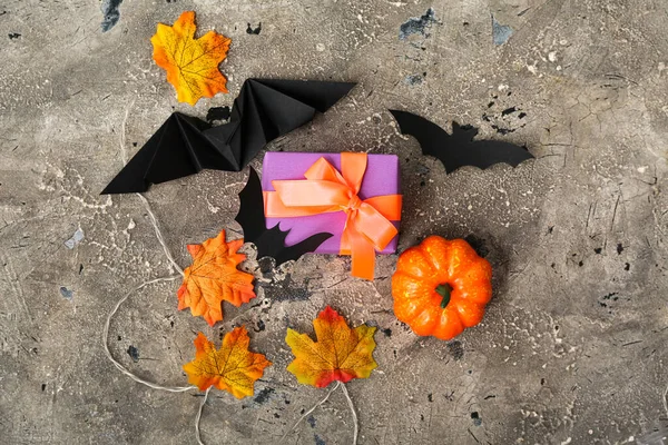Složení Krásnou Dárkovou Krabici Suché Listy Netopýři Dýně Halloween Šedém — Stock fotografie