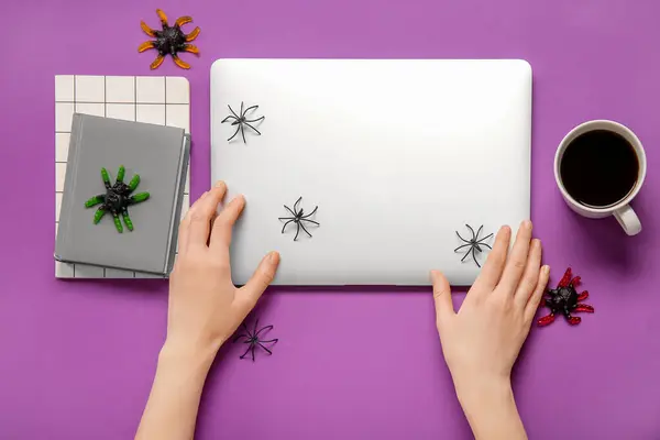 Női Kéz Modern Laptop Csésze Kávé Notebook Pókok Halloween Lila — Stock Fotó
