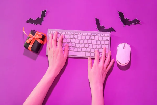 Kvindelige Hænder Med Moderne Computertastatur Mus Gaveæske Papirflagermus Til Halloween - Stock-foto