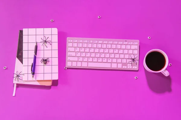 Összetétel Modern Számítógép Billentyűzet Csésze Kávé Notebook Pókok Halloween Lila — Stock Fotó