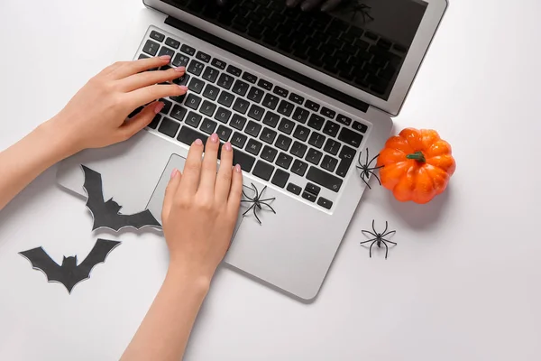 Női Kéz Modern Laptop Pókok Tök Papír Denevérek Halloween Fehér — Stock Fotó