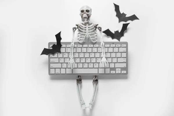Composición Con Teclado Ordenador Moderno Esqueleto Murciélagos Papel Para Halloween — Foto de Stock