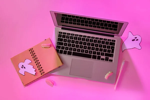 Összetétel Modern Laptop Notebook Ízletes Cukorka Halloween Rózsaszín Háttér — Stock Fotó