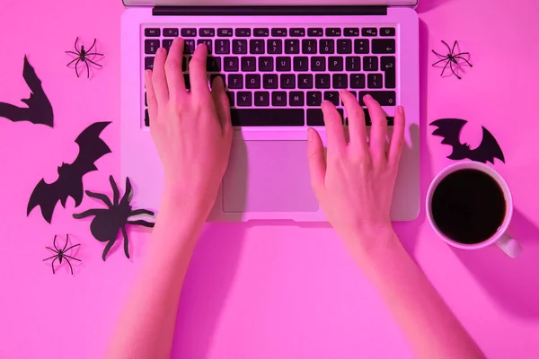 Női Kéz Modern Laptop Csésze Kávé Halloween Dekoráció Rózsaszín Háttér — Stock Fotó