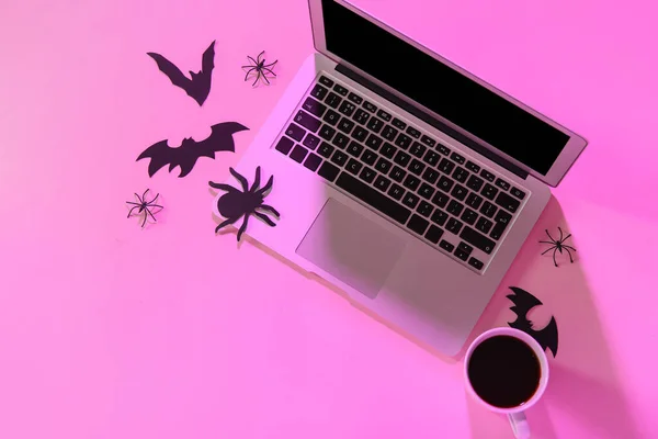 Kompozycja Nowoczesnym Laptopem Filiżanką Kawy Wystrojem Halloween Różowym Tle — Zdjęcie stockowe